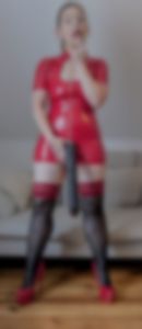 Rotes Lackkleid